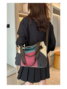 Détail du sac cabas en toile multicolore avec bandoulière réglable porté par un mannequin