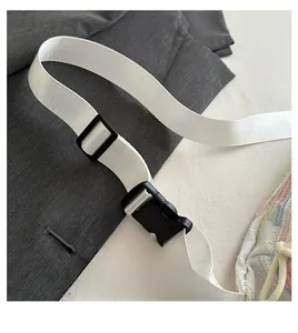 Détail de la bandoulière réglable en nylon blanc avec boucle en plastique pour sacs