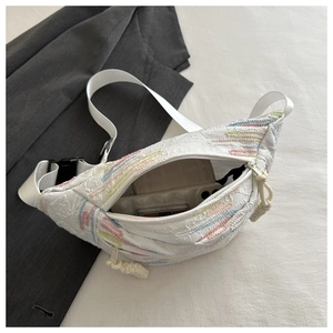Vue intérieure du sac bandoulière blanc contenant un smartphone et un portefeuille