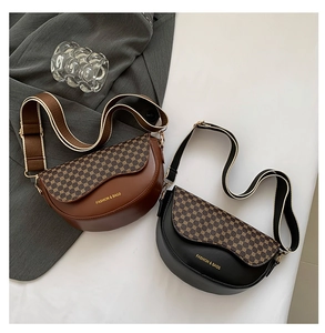 Detailansicht der halbrunden Satteltaschen mit Leopardenprint und breiten Schultergurten