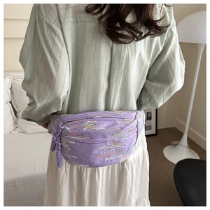 Détail du sac bandoulière violet avec broderie de vagues colorées et tirette tissée