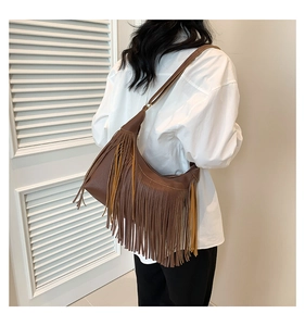 Détail des franges marron sur le sac hobo en cuir texturé au style bohème chic