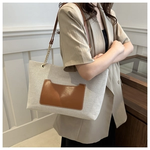 Nahaufnahme der großen Nylon-Tote mit brauner Ledertasche und goldener Kette