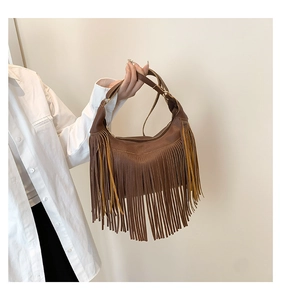 Détail du sac hobo marron avec longues franges et boucle en métal doré réglable