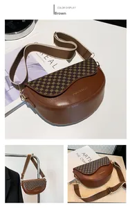 Detailansicht der braunen Satteltasche mit Leopardenmuster und breitem Schultergurt