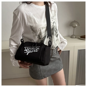Détail du sac de sport noir avec lettrage Fashion Sport et bandoulière large