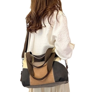 Sac fourre-tout en toile bicolore avec design patchwork et bandoulière réglable