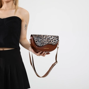 Details der Damen Satteltasche mit Leopardenmuster und breitem verstellbarem Gurt