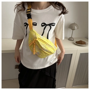 Détail du sac bandoulière matelassé jaune avec broderies et sangle réglable