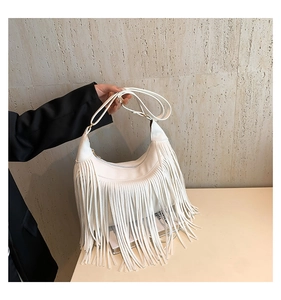 Vue détaillée du sac bandoulière bohème blanc avec de longues franges et une sangle