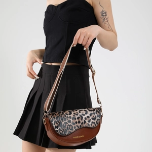 Details der Leopard-Satteltasche mit breitem Schultergurt, getragen von einem Model