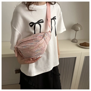 Détail du sac bandoulière rose brodé montrant la texture florale 3D et la sangle