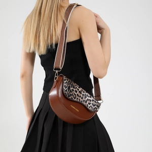 Braune Satteltasche aus Leder mit Leopardenmuster-Klappe und breitem Schultergurt