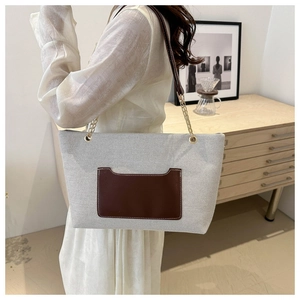 Große Nylon-Einkaufstasche mit Ledertasche und goldener Kettenriemen am Modell