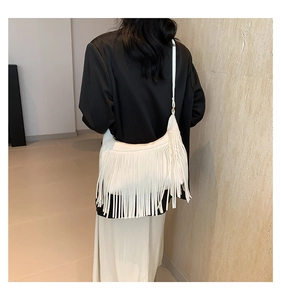 Détail du sac à bandoulière blanc à franges avec de longs glands et cuir PU souple