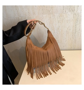 Détail du sac hobo en cuir fauve avec franges bohèmes et bandoulière réglable