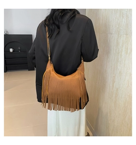 Vue détaillée d'un sac demi-lune en cuir marron vintage orné de longues franges denses
