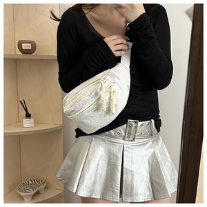 Gros plan d'un sac bandoulière blanc avec broderies colorées et tissu texturé