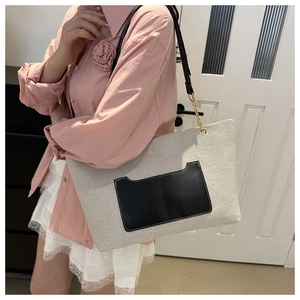 Tragetasche aus Nylon mit schwarzer Ledertasche und eleganter goldener Kette