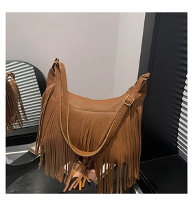 Gros plan sur un sac hobo marron avec de longues franges et une texture en cuir grainé