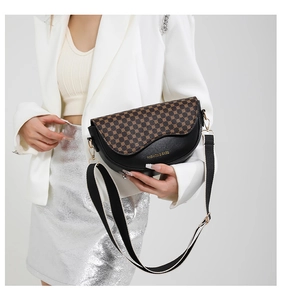 Detailansicht der Satteltasche mit Leopardenmuster und breitem gewebtem Schultergurt