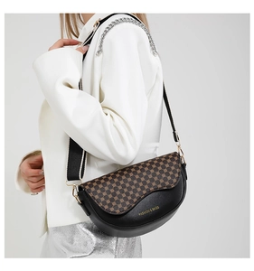 Details der halbrunden Satteltasche mit Leopardenmuster, breitem Gurt und Goldlogo