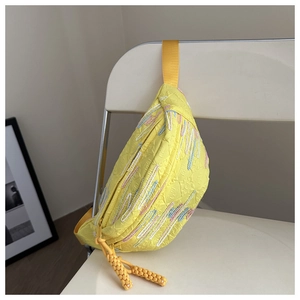 Détail du sac à bandoulière jaune avec broderie colorée et tirette tissée unique