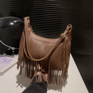 Sac demi-lune en cuir marron avec de longues franges et une bandoulière réglable