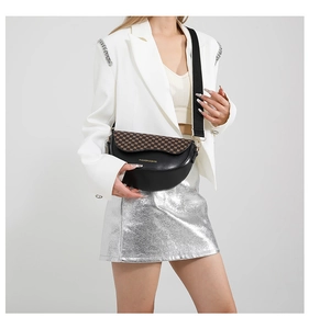 Detailansicht der Halbmond-Tasche mit braunem Muster-Canvas und breitem Gurt