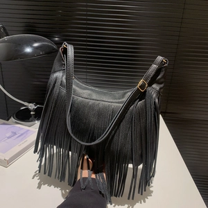 Sac à bandoulière rétro en denim noir avec boucles dorées et longues franges de mode