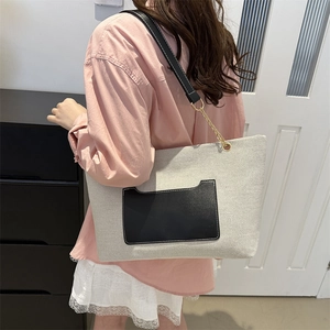 Schicker beige Nylon-Shopper mit schwarzer Ledertasche und goldener Ketten-Schulterriemen