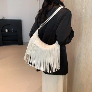 Sac à bandoulière blanc minimaliste avec de longues franges et une bandoulière ajustable