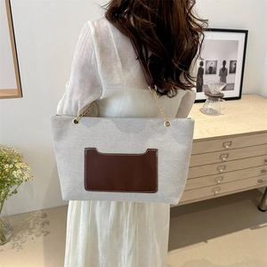 Große beige Nylon-Einkaufstasche mit brauner Ledertasche und goldener Kette-Riemen