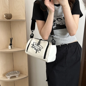 Sac de sport cylindrique blanc avec texte fashion et bandoulière noire réglable