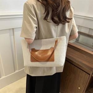 Große Nylon-Einkaufstasche mit Ledertasche und goldener Kette am Modell gezeigt