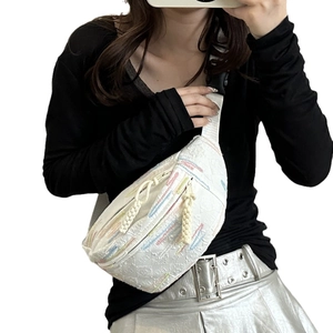 Sac bandoulière matelassé blanc mignon avec broderies colorées et zips crème tressés