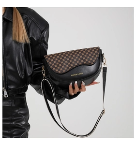 Detail der halbrunden Satteltasche mit Vintage-Geometrieprint und goldener Schnalle
