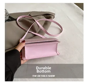 Detailaufnahme des verschleißfesten Bodens dieser rosa Pailletten-Mini-Umhängetasche