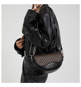 Details der Satteltasche mit Leopardenmuster, gewebtem Gurt und goldenem Schriftzug
