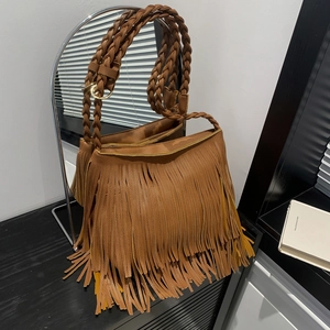 Sac à bandoulière marron avec franges bohèmes et lanières tressées en similicuir texturé
