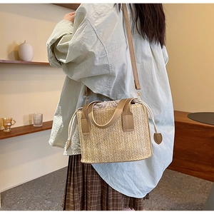 Détail du sac bandoulière en paille d'été avec doublure à cordon et sangle en cuir