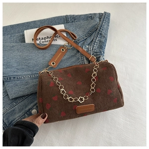 Détails du sac bandoulière en velours côtelé marron avec motifs fraises brodés
