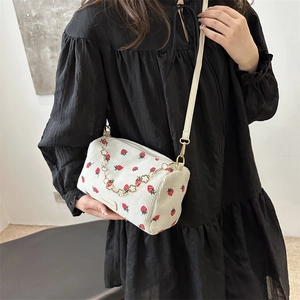 Sac à Bandoulière en Velours Côtelé Imprimé Fraise Avec Chaîne à Fleurs Bandoulière Réglable Sac Mignon pour Femmes Étudiants