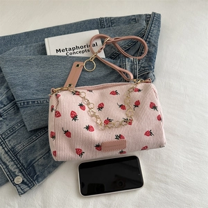 Sac polochon en velours rose imprimé fraise avec chaîne dorée et bandoulière réglable
