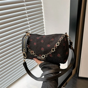 Sac bandoulière en velours noir à motif fraise avec chaîne dorée et large sangle