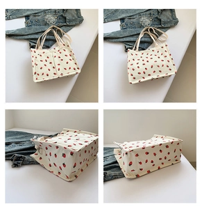 Vue détaillée du sac fourre-tout en velours côtelé à imprimé fraise sous plusieurs angles