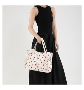 Détail du sac cabas en velours côtelé avec imprimé fraises et bandoulière réglable