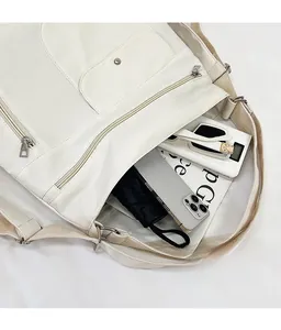 Detailansicht des beigen Leder-Tote-Innenraums mit viel Stauraum für den Alltag