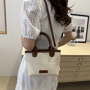 Sac fourre-tout pour femme en paille tressée avec bordure en cuir marron et bandoulière