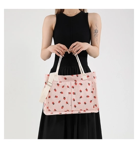 Sac fourre-tout rose en velours côtelé avec imprimé fraise, deux poignées et bandoulière